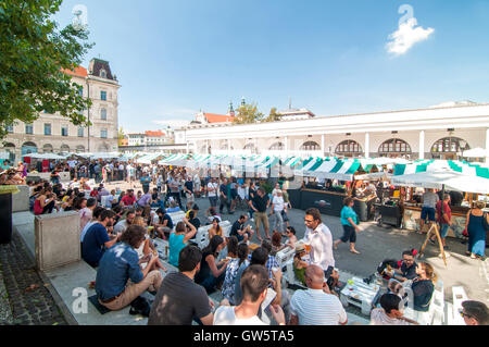 Ljubljana, Slovenia - 2 settembre 2016 le persone camminare e mangiare in una cucina aperta, Lubiana, Slovenia Foto Stock