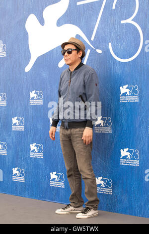 Direttore Kim Jee-woon presso l'età del film Ombre photocall presso la 73rd Festival del Cinema di Venezia, 2016 Foto Stock