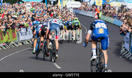 Peloton sprint finale da dietro allo stadio 7 del tour della Gran Bretagna 2016 in Bristol Foto Stock