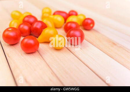 Bella coppia multicolore di pomodori su tavole di legno. Foto Stock