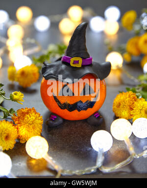 Divertenti Zucca di Halloween mandarino con il nero streghe hat Foto Stock