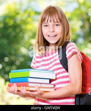 La ragazza si torna a scuola Foto Stock