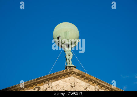 Atlas che porta il mondo al tetto del palazzo di Amsterdam Olanda Foto Stock