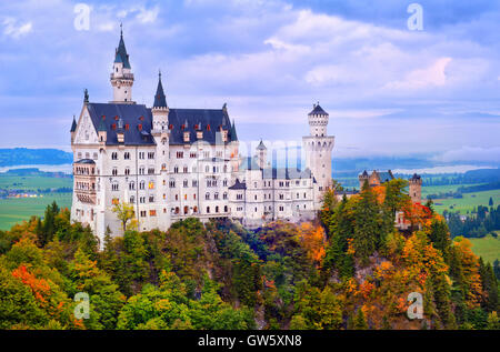Castello di Neuschwanstein nelle alpi bavaresi in montagna la mattina presto luce, Germania Foto Stock