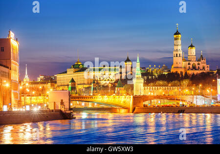 Chiese del Cremlino di Mosca oltre il fiume Moskva nella luce della sera, Russia Foto Stock