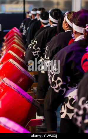 Kodo (taiko gruppo) nella festa giapponese a Lima in Perù. Centodecimo anniversario della immigrazione di Okinawa in Perù. Foto Stock