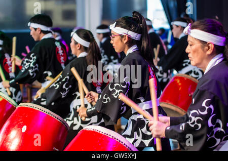 Kodo (taiko gruppo) nella festa giapponese a Lima in Perù. Centodecimo anniversario della immigrazione di Okinawa in Perù. Foto Stock