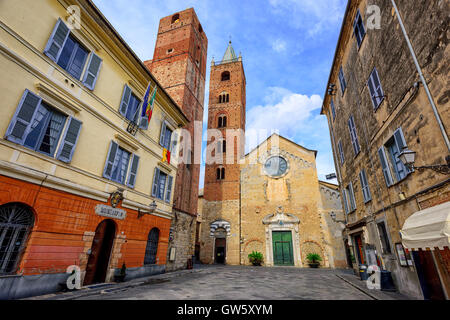 Chiesa romanica con alti campanili nel centro della città medievale di Albenga, Italia Foto Stock