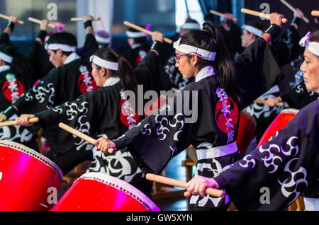 Kodo (taiko gruppo) nella festa giapponese a Lima in Perù. Centodecimo anniversario della immigrazione di Okinawa in Perù. Foto Stock