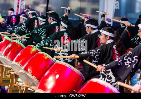 Kodo (taiko gruppo) nella festa giapponese a Lima in Perù. Centodecimo anniversario della immigrazione di Okinawa in Perù. Foto Stock