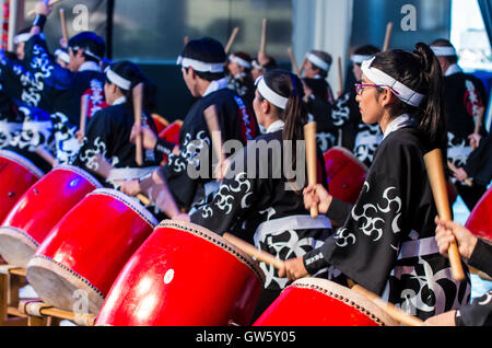 Kodo (taiko gruppo) nella festa giapponese a Lima in Perù. Centodecimo anniversario della immigrazione di Okinawa in Perù. Foto Stock