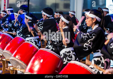 Kodo (taiko gruppo) nella festa giapponese a Lima in Perù. Centodecimo anniversario della immigrazione di Okinawa in Perù. Foto Stock