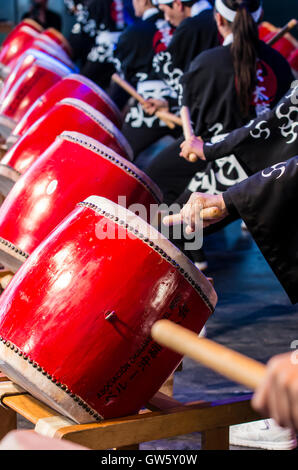 Kodo (taiko gruppo) nella festa giapponese a Lima in Perù. Centodecimo anniversario della immigrazione di Okinawa in Perù. Foto Stock