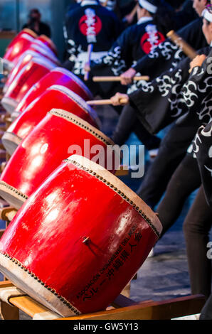 Kodo (taiko gruppo) nella festa giapponese a Lima in Perù. Centodecimo anniversario della immigrazione di Okinawa in Perù. Foto Stock