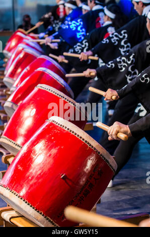 Kodo (taiko gruppo) nella festa giapponese a Lima in Perù. Centodecimo anniversario della immigrazione di Okinawa in Perù. Foto Stock