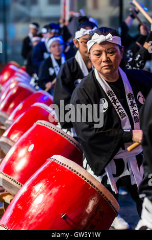 Kodo (taiko gruppo) nella festa giapponese a Lima in Perù. Centodecimo anniversario della immigrazione di Okinawa in Perù. Foto Stock