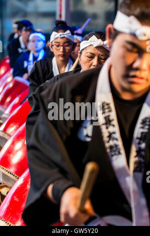 Kodo (taiko gruppo) nella festa giapponese a Lima in Perù. Centodecimo anniversario della immigrazione di Okinawa in Perù. Foto Stock