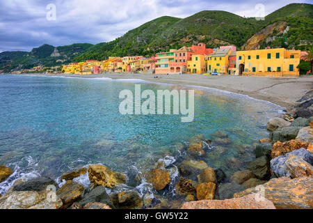 Colorato pescherie sulla sabbia della spiaggia e laguna sulla Riviera italiana a Varigotti, Savona Liguria, Italia Foto Stock