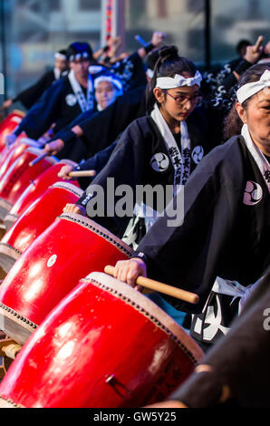 Kodo (taiko gruppo) nella festa giapponese a Lima in Perù. Centodecimo anniversario della immigrazione di Okinawa in Perù. Foto Stock