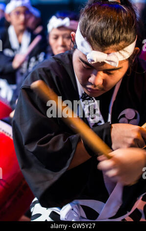 Kodo (taiko gruppo) nella festa giapponese a Lima in Perù. Centodecimo anniversario della immigrazione di Okinawa in Perù. Foto Stock