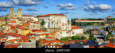 Vista panoramica sopra la città vecchia di Porto, Portogallo, con la cattedrale Dom Luis I Bridge, Serra do Pilar monastero e la porta wi Foto Stock