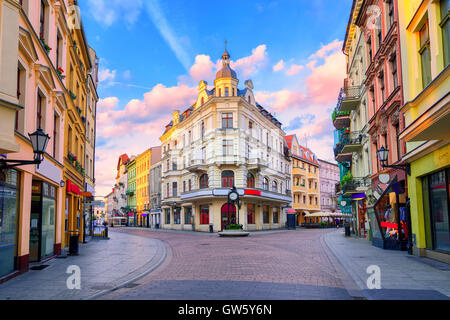 Tramonto nuvole sopra il tradizionale strada pedonale principale della città di Torun, Polonia, Europa orientale Foto Stock