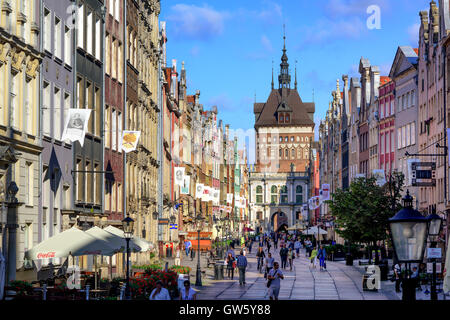 Torun, Polonia - 08 Luglio: pedonale affollata strada principale su una serata estiva nella città vecchia di Danzica, Polonia il 08 luglio, 2015 Foto Stock