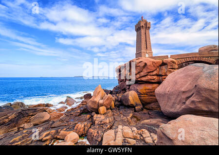 Faro di Ploumanach significa Ruz in Perros-Guirec sulla Costa di Granito Rosa, Bretagna Francia Foto Stock