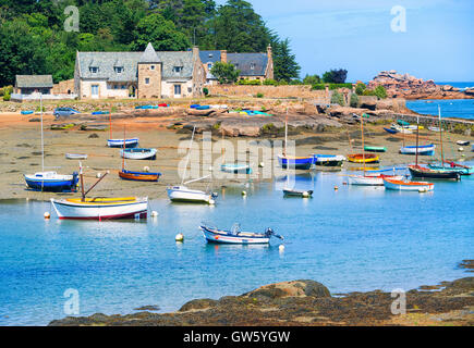 Colorate barche di pescatori sulla spiaggia di marea sulla Côte de Granit Rose, Oceano Atlantico, Brittany, Francia Foto Stock