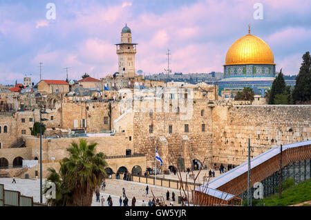 Il Muro Occidentale e la cupola dorata della roccia a Gerusalemme, Israele, sul tramonto Foto Stock