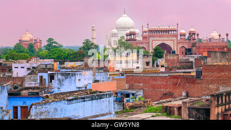 Città vecchia di Agra con il Taj Mahal in background sul tramonto, Agra, India Foto Stock