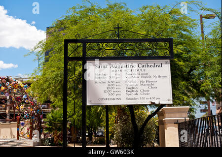 Segno di fronte a Sant'Agostino cattedrale nel centro cittadino di Tucson in Arizona Foto Stock