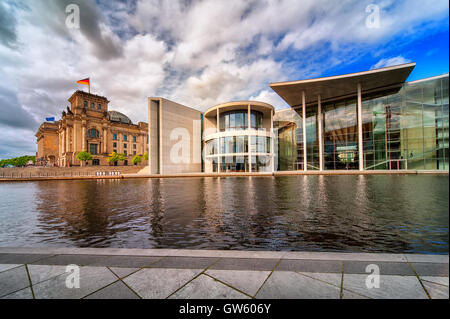 Il vecchio e il nuovo Bundestag edifici sul fiume Spree, Berlino, Germania Foto Stock