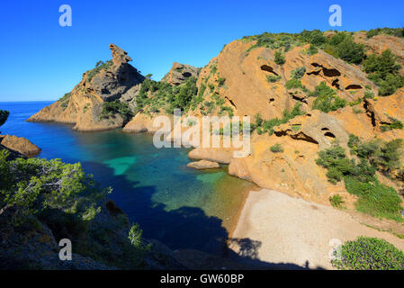 Calanque de Figuerolles vicino a Marsiglia con distintivi rock 'The Lion', acque blu della laguna e la bellissima spiaggia, La Ciotat, Prov Foto Stock