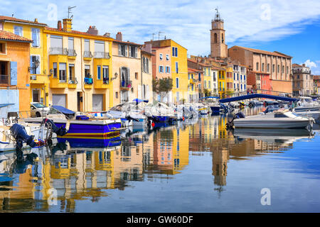 Città vecchia di Martigues nel sud della Francia, chiamato 'Venezia della Provenza" per i suoi numerosi canali e case colorate Foto Stock