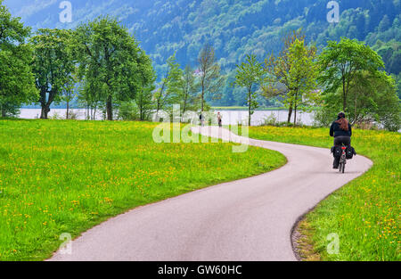 Bike Rider ciclismo un bikeway lungo il fiume Danubio in Austria, Europa Foto Stock