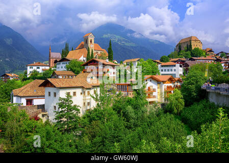Vista panoramica del villaggio alpino Schenna da Merano in Alto Adige, Italia, con Maria la Chiesa e il Castello Foto Stock