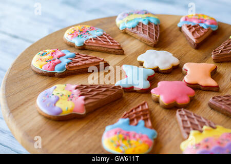 I cookie su una tavola di legno. Foto Stock