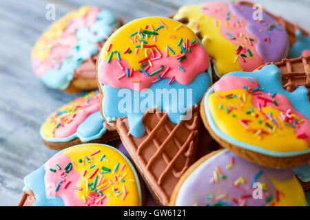 Decorate in blu nella tabella con il cibo alla festa di compleanno Foto  stock - Alamy