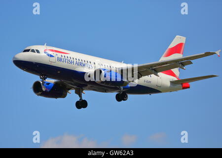 British Airways Airbus A319-131 G-EUPF atterraggio all' Aeroporto di Heathrow, Londra Foto Stock