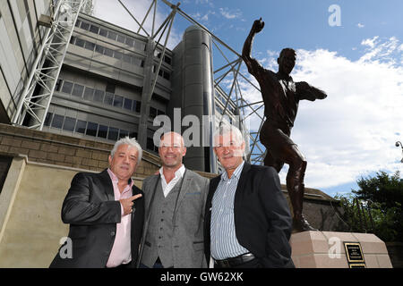 Alan Shearer (centro) Terry McDermott (destra) e Kevin Keegan raffigurato nella parte anteriore del recentemente svelato Alan Shearer statua al di fuori di St James Park, Newcastle. Foto Stock