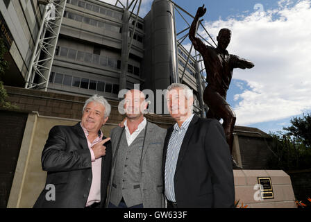 Alan Shearer (centro) Terry McDermott (destra) e Kevin Keegan raffigurato nella parte anteriore del recentemente svelato Alan Shearer statua al di fuori di St James Park, Newcastle. Foto Stock