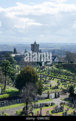 Chiesa dell'Holyrude e il suo cimitero girato dal Castello di Stirling merlature, Stirling, Scozia, Regno Unito Foto Stock