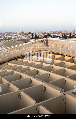 Alto livello di Metropol Parasol su La Encarnacion piazza di Siviglia, in Andalusia, Spagna Foto Stock