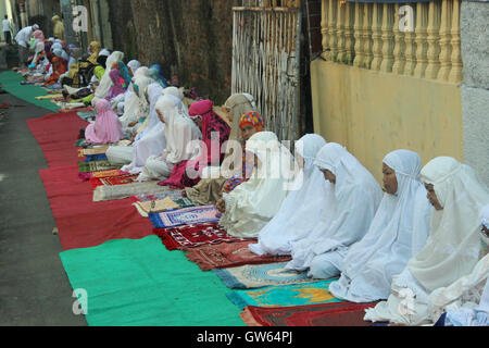 Jakarta, Indonesia. Xii Sep, 2016. La gente musulmana unirsi insieme per pregare Eid al-Adha nella zona di Kebayoran Lama, Giacarta. Eid al-Adha, o la festa del sacrificio è celebrata dai musulmani di tutto il mondo per commemorare il profeta Abramo la prova della fede. Durante l'Eid al-Adha, musulmani bovini da macello e distribuire la carne per i poveri. Credito: Sutrisno Jambul/Pacific Press/Alamy Live News Foto Stock