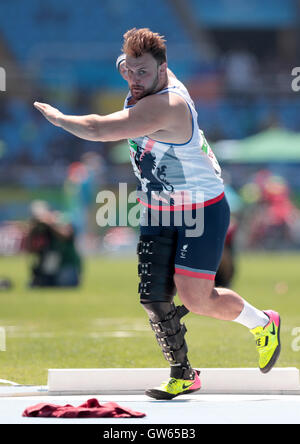 Gran Bretagna Aled Davies compete in F42 Uomo ucciso mettere Final durante il quinto giorno del 2016 Rio Giochi Paralimpici di Rio de Janeiro in Brasile. Foto Stock