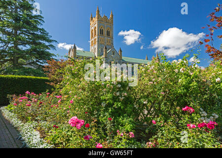 Il giardino sensoriale e Chiesa Abbaziale di Santa Maria a Buckfast Abbey, un monastero benedettino a Buckfastleigh, Devon, Inghilterra, Regno Unito Foto Stock