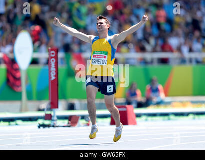 Per l'Ucraina Ihor Tsveitov celebra vincendo il T35 uomini 200 metro finale, durante il quinto giorno del 2016 Rio Giochi Paralimpici di Rio de Janeiro in Brasile. Foto Stock