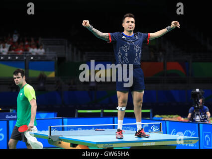 Il Will Bailey della Gran Bretagna celebra la vittoria della medaglia d'oro di classe 7 Mens Singles Ping Pong, durante la quinta giornata dei Giochi Paralimpici di Rio 2016 a Rio de Janeiro, Brasile. Foto Stock