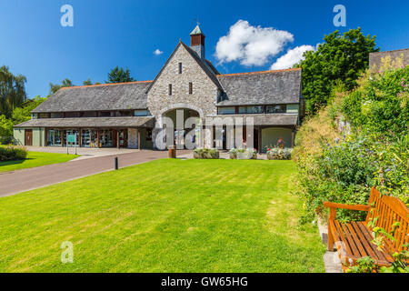 Il negozio di ingresso a Buckfast Abbey, un monastero benedettino a Buckfastleigh, Devon, Inghilterra, Regno Unito Foto Stock